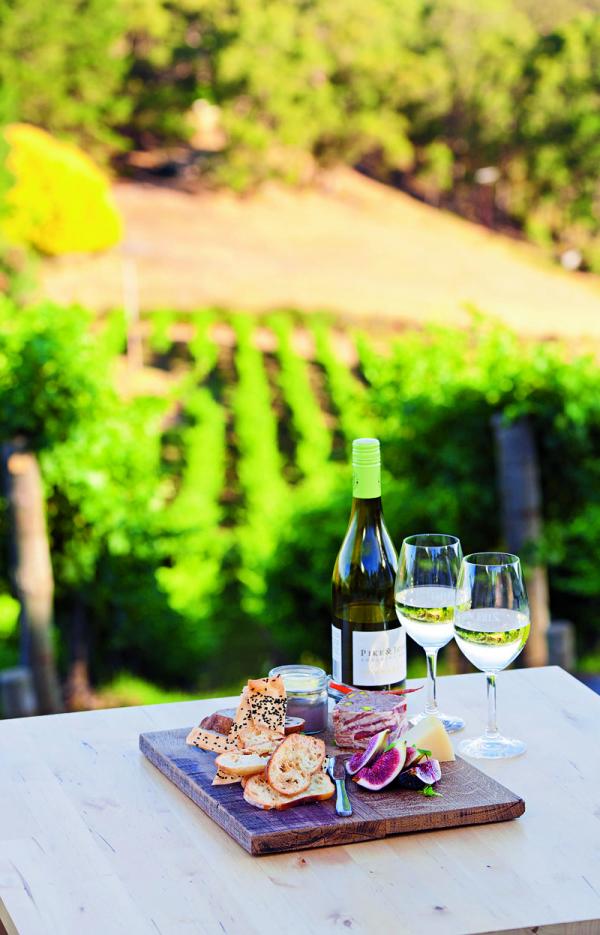 澳洲向來以美酒佳餚著名，南澳是其中一個盛產葡萄酒的地區，到酒莊試酒兼嘗美食是旅遊行程之一。