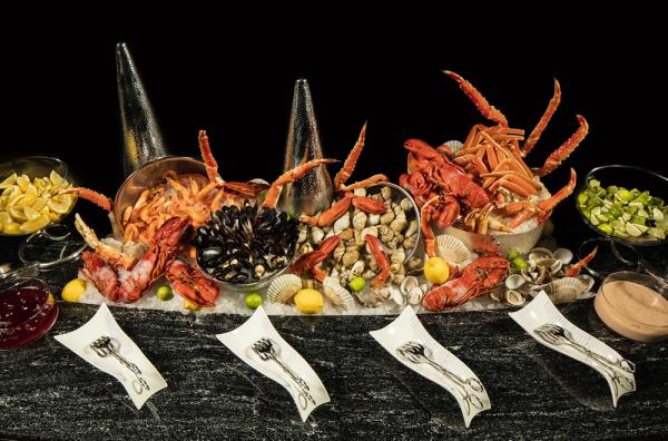 星滙餐廳於大年初一至三推出的豐盛新春自助晚餐，供應鮮甜龍蝦、鱈場蟹腳及精選海鮮。