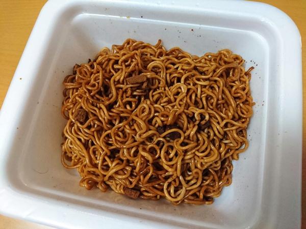 一平ちゃん新搞作 朱古力粒粒炒麵 