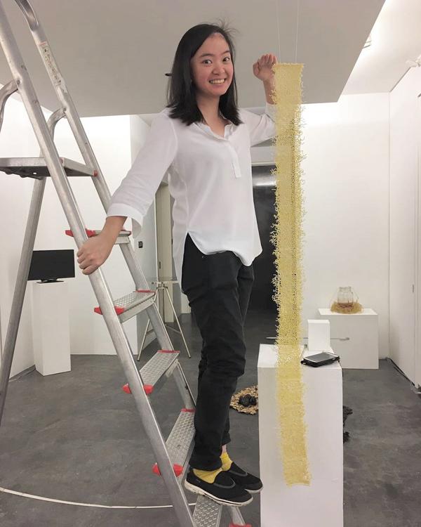 玩另類創意！新加坡藝術家用即食麵織頸巾！ 