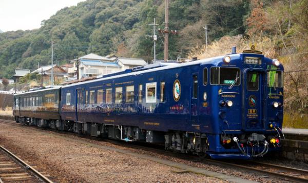 九州觀光鐵道列車 一截藍一截綠！