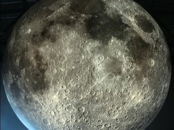 超震撼！ 7 米巨型月亮降臨地球表面