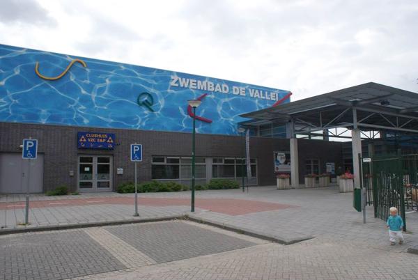 荷蘭 87 米長迷幻主題滑水梯 公眾泳池登場！