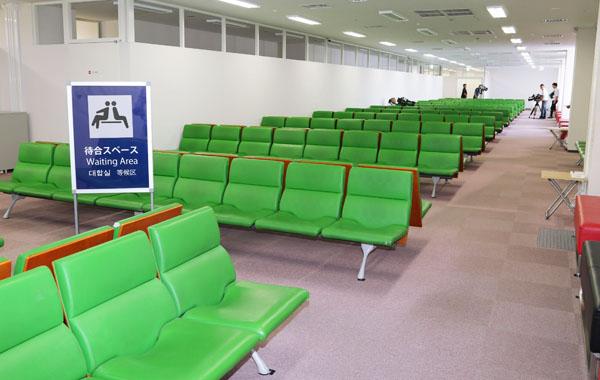 喺 Aeroplaza,機場喺 2015 年新增設 24 小時旅客休息區,區域內有多排畀旅客休息嘅座椅,可容納 300 人。座位仲增設充電位,不過充電位都幾 full,自己有流動充電器就最好啦!每晚 11 點至早上 6 點更有毛毯免費借用,好體貼呀!旁邊仲有 5 間付費淋浴室,只需 500 日圓就可以沖洗 15 分鐘,包埋沐浴露、洗髮露,認真方便!(圖:japantimes.co.jp) 喺休息區,仲會有 CCTV 監察以及管理員當更,令我哋一班出門在外嘅旅客都冇咁怕怕喇!Safe Trip~ 凌晨機民有福! 網民票選 7 大世界最好瞓機場