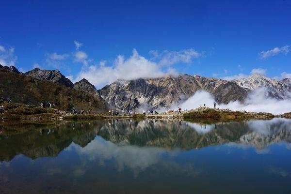 登上海拔 2,000 公尺 賞水平如鏡神秘湖景
