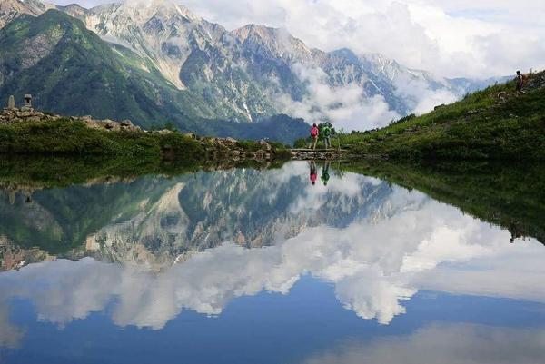 登上海拔 2,000 公尺 賞水平如鏡神秘湖景