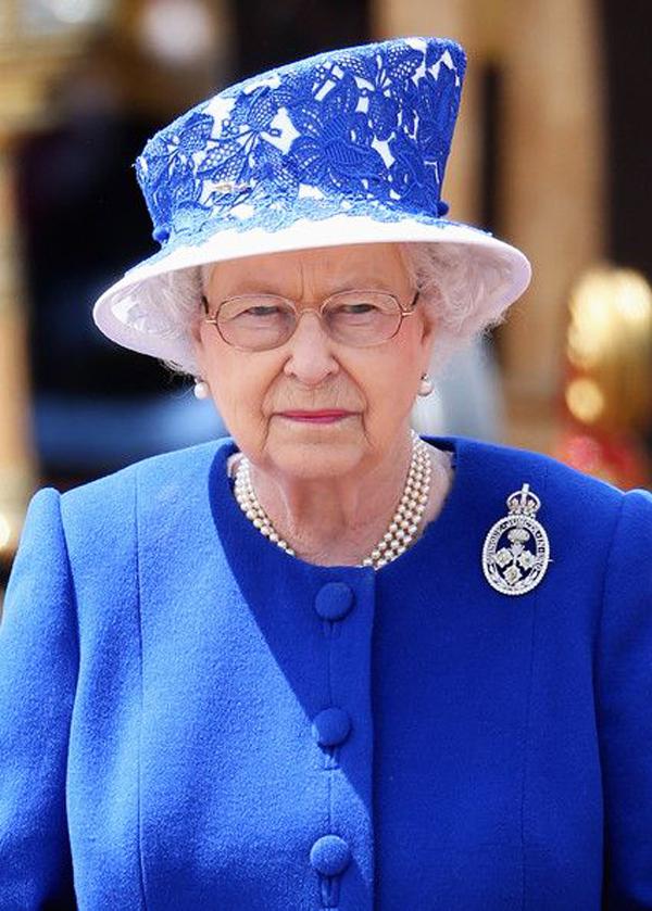 點解英女王一年生 2 次日？ Rainbow Queen 每年都戴住「佢」閱兵