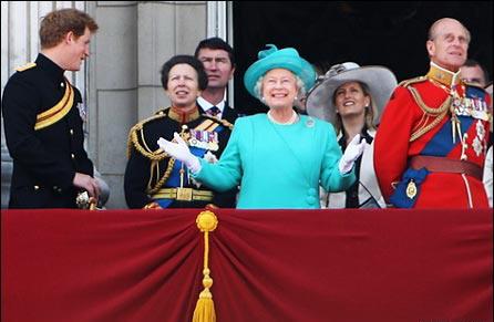 點解英女王一年生 2 次日？ Rainbow Queen 每年都戴住「佢」閱兵