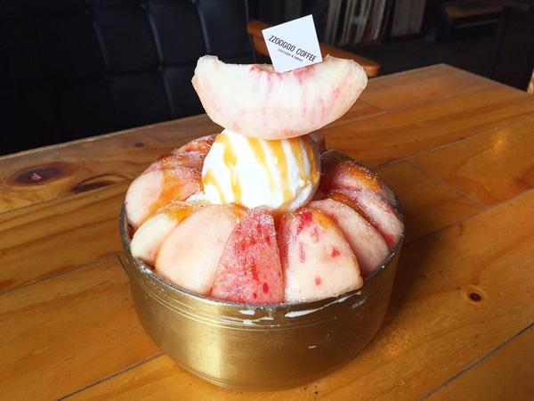 除咗蜜瓜冰，仲有個水蜜桃冰都一樣好吸引，冰上鋪滿淡粉紅色，啖啖 juicy 的果肉，都係啱啱 6 月份先再推出。（圖：hana.seoul.0404@ig）  