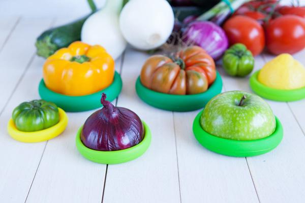 外國設計師 Michelle Ivankovic 和 Adrienne McNicholas 為呢啲用唔晒嘅蔬果設計出 Food Huggers 系列，「擁抱」食物。（圖：cdn.shopify.co