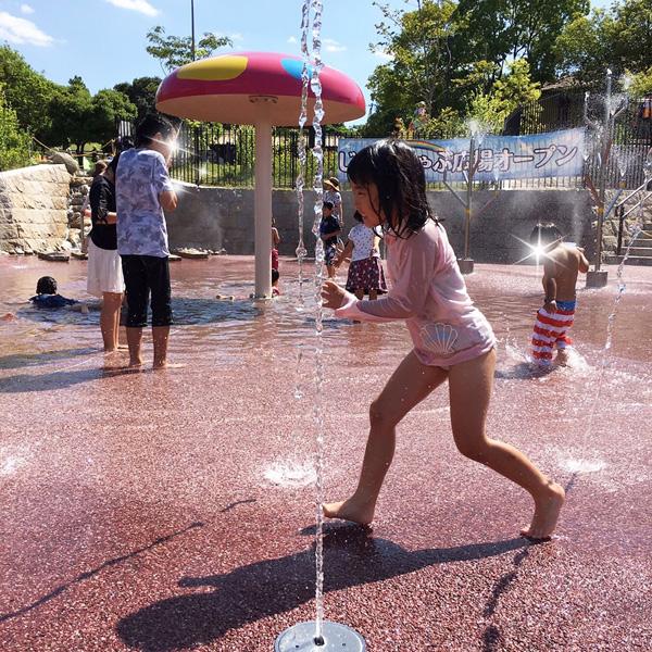 暑假特設親水施設「じゃぶじゃぶ広場」，家長們不妨帶定毛巾及替換衣服讓孩子玩水。（圖：tapisachi@IG）