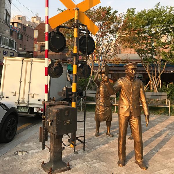 入面也保留咗當時鐵路的指示牌、柵欄、警示燈，仲有車長的雕塑，保留車站的特色。（圖：sadstarr@ig）  