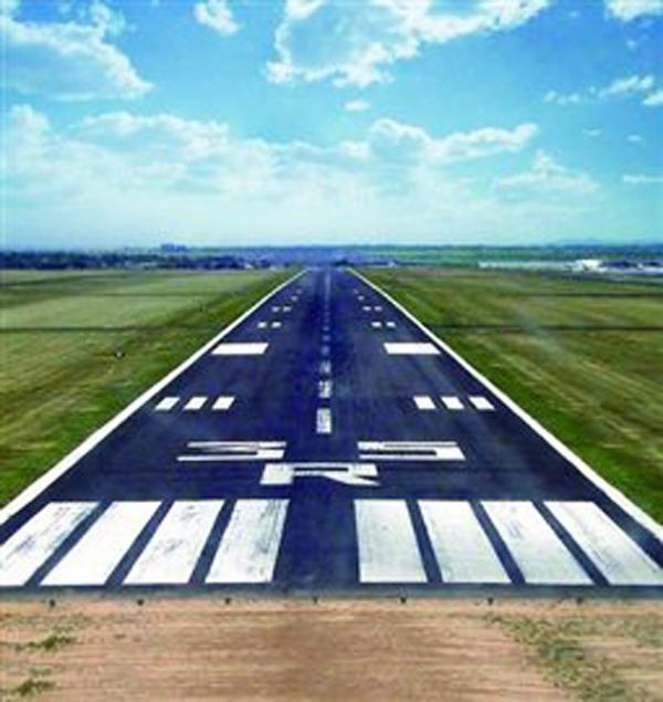 如果機場有多於一條方向相同嘅跑道，就會喺數字後面加「L」、「C」或「R」，分別代表左（Left）、中（Center） 同（Right）。（圖：cgaa）