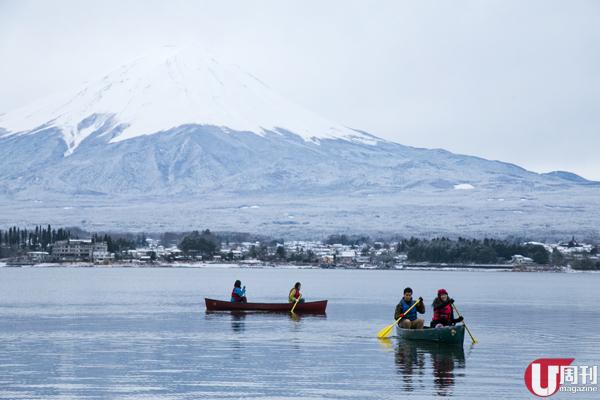 如果想再近距離看富士山，可以參加 7-8:30am 的划獨木舟體驗，一人 3,500 日圓。 