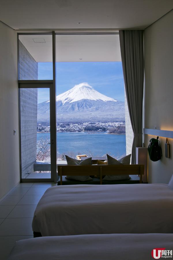 酒店房就取長條形的設計，配落地大玻璃窗，任何一個位置都可以看到富士山，窗簾已經變得多餘。
