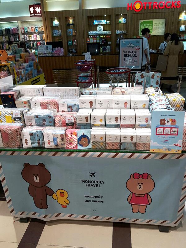 Monopoly X Line friends 的旅行包系列可以在韓國的 Hottrack 買到，Hottrack 在全國都有分店，在首爾已經有 12 間，東大門、江南、合井、蠶室等都有分店。