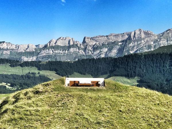 「酒店」位於 Gonten 一個海拔 1,200 米的山頂上，被群山環繞，住客絕對是和瑞士大自然融為一體。（nullstern_zerostarhotel@IG）