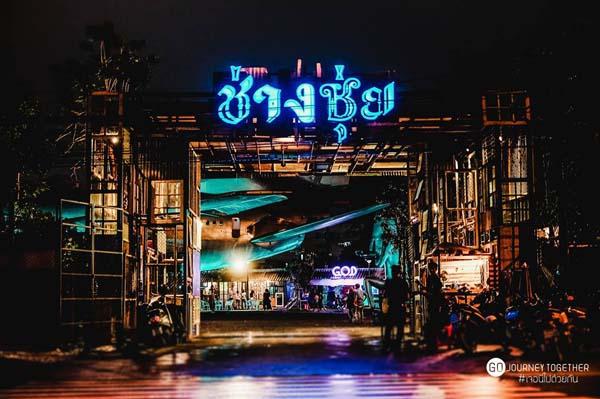 位於曼谷 Bang Phlat 的 ChangChui 市集規模唔細，除了賣手工藝品的小攤檔、餐廳、Cafe、街頭小食，同場更設畫廊、劇場及戲院等，佔地 1.8 公頃，足夠玩足半日！