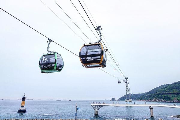 松島纜車為韓國首個海上纜車，早於 1964 年開始營運，不過 1988 年決定拆除後，直至今年 6 月 21 日才重開，時隔 29 年，難怪咁多人去試乘松島海上纜車 AIR CRUISE。 