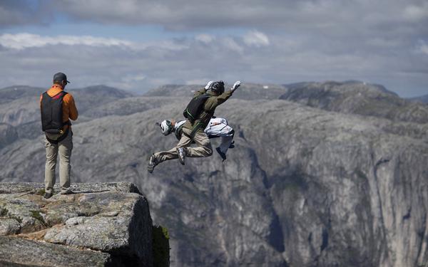 想在謝拉格山（Kjerag Cliff）跳傘的話，必須年滿 18 歲，並需有最少 250 次的空中跳傘經驗，定點跳傘的經驗少於 15 次的話，必須參加跳傘課程。參與飛鼠裝滑翔的話，更要有至少 40 次