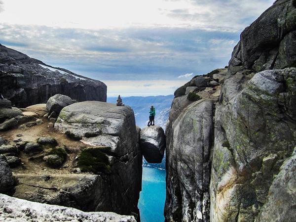 如果唔夠膽玩跳傘運動，在謝拉格山上仲有一個很出名的地方──奇蹟岩（Kjeragbolten），夾在兩塊巨岩的裂縫之中，體積只有 5 立方米的大石，好多遊客都會走到石上影相。（圖：a.n.n.e.n.o