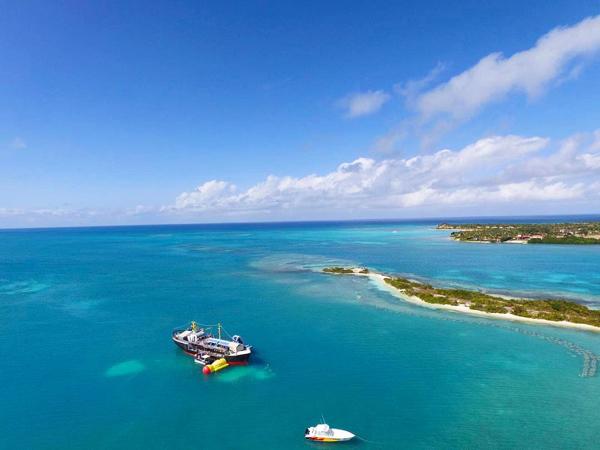 呢個叫 D-Boat Antigua 水上樂園設於加勒比海附近小島對開嘅海中心，好 private！