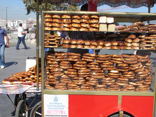 土耳其最常見的街頭小食就係芝麻圈（simit），街上一架架紅色的小車裝滿芝麻圈，其實就係撒上芝麻的麵包圈，食的時候也可以再加上不同餡料。另外仲有土耳其雪糕，雖然香港比較少見，但大家都一定唔陌生，是超有