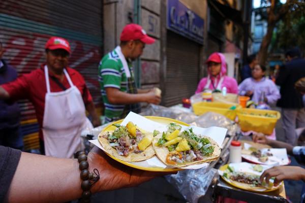 在墨西哥最常見的街頭小食必定喺粟米捲餅（taco），用粟米做成的脆餅，入面加上肉碎、蔬菜、醬汁等，捲埋一齊食。（圖：swanblog.tw）