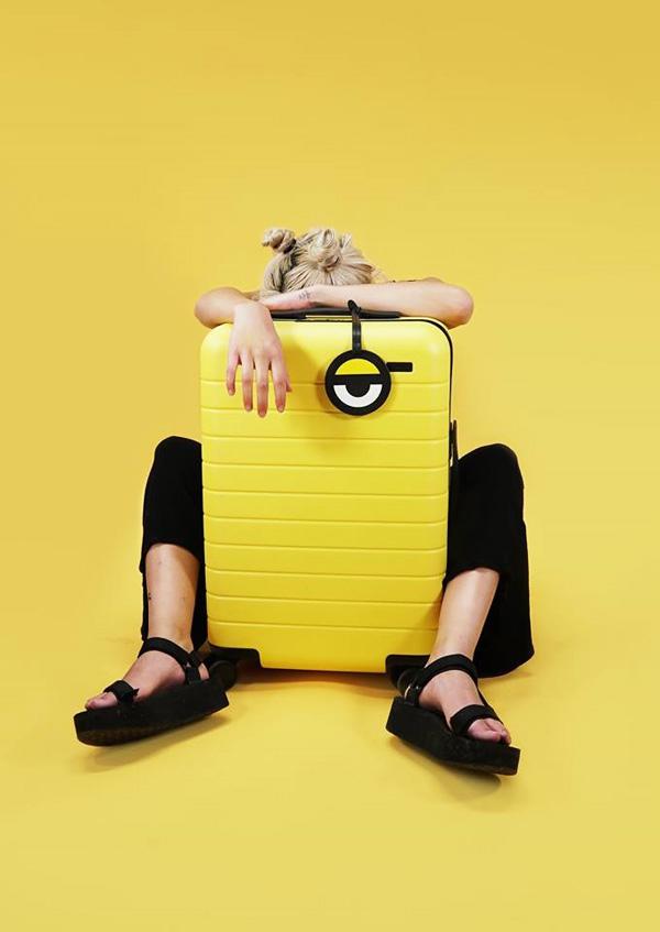 唔玩傳統卡通行李篋 monogram 設計，篋身用上單一 Minions 迷你兵專屬的黃色，加上嘜頭行李牌，更覺時尚。