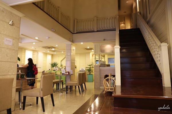 Vanilla Relaxation 是由日本人經營的SPA中心，總店鄰近 BTS Phrom Phong 站。店面裝潢以白色為主，讓人感覺簡潔舒適。店子的格局富有日式風格，一樓是咖啡廳，二樓是按摩區