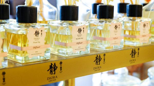 「靜」Diora 除了草藥足底按摩、草藥泰式按摩外，更提供 100% 纯精油按摩，擁有超過 40 種香味的揮發精油供您選擇。60 分鐘的泰式古法傳統按摩收費是 700 泰銖 (約 5 港元)，6