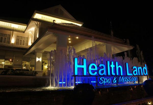 Health Land 是泰國十分著名的大型連鎖水療及按摩中心，Srinakarin 為曼谷第一間分店，另外還有 Sathorn、Pinklao、Pattaya、Ekamai、Chaeng Watta