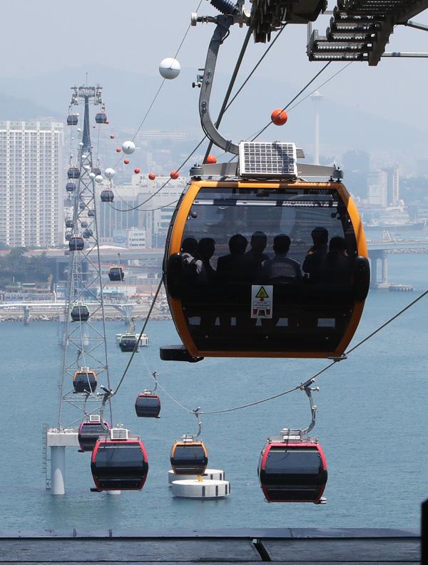 松島海上纜車除咗係國內首個海上纜車，仲係最高（86 米）及最長（1.62 公里）的海上纜車，車廂可容納 10 人，基於安全因素，每次最多 8 人乘搭，可以享受寬敞的空間。（圖：news.joins）