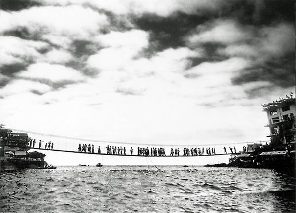 松島吊橋其實早在 60 年代已經建設，連接松林公園（송림공원）以及龜島（거북섬），可惜後來因颱風而嚴重受損，結果在 2002 年拆卸。現正進行修復工程，重新興建高 120 米, 寬 2 至 3 米的松