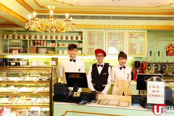 店內的職員都穿著威尼斯 Cafe 常見的服務生衣著。