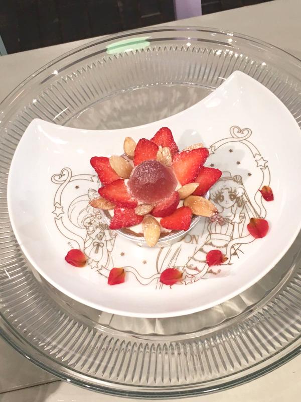 草莓銀水晶芝士撻連特飲 3,900 日圓 以草莓、杏仁、啫喱而疊成嘅玫瑰花甜品，好靚呀！價錢跟送半月碟 1 隻。