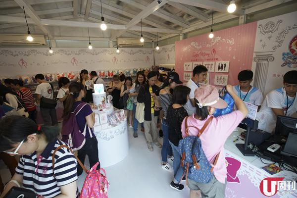 一眼見曬的pop up店，中間為美妝區，左面係日本商品，右面為台灣限定產品。