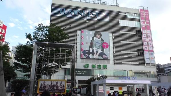 LUMINE EST 新宿商場就在在新宿站東口上蓋，非常多年輕、輕熟女生大愛品牌。（相：YouTube）