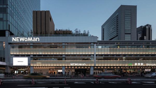 去年 4 月開幕，在新宿站南口的 NEWoMan，商店餐飲都以女生為目標，商場又與巴士站連結，其中更有機場巴士站。（相：宣伝会議デジタルマガジン）