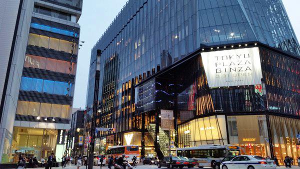東急 Plaza 銀座去年 3 月開幕，有約 125間商店及餐飲店，外、內觀都設計雅致。（相：otsuhidesan@twitter）