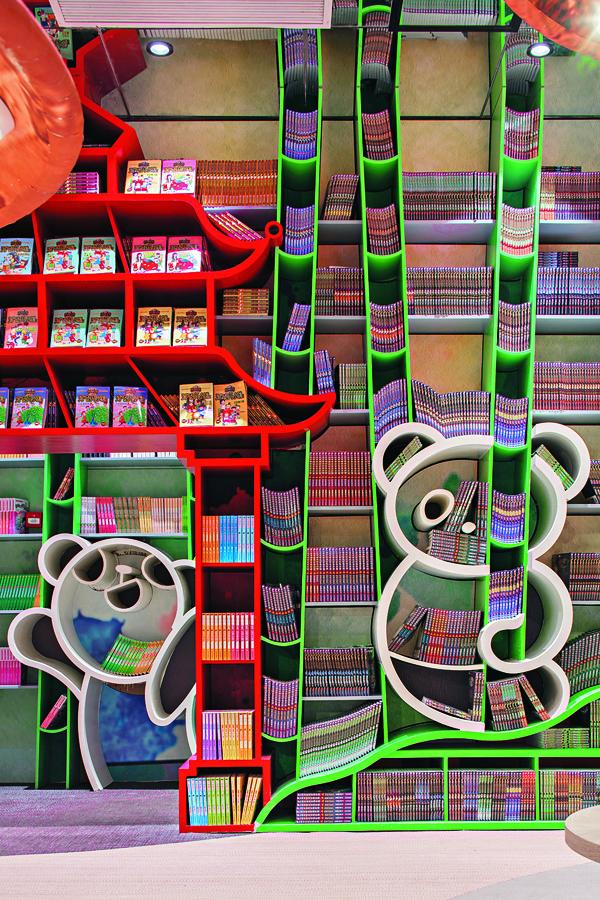 成都店亦特意加入四川元素，包括熊貓、竹、窄巷、川劇臉譜、四川方言。兒童書區的書架設計成竹、熊猫、屋和風車的形狀，充滿童心。