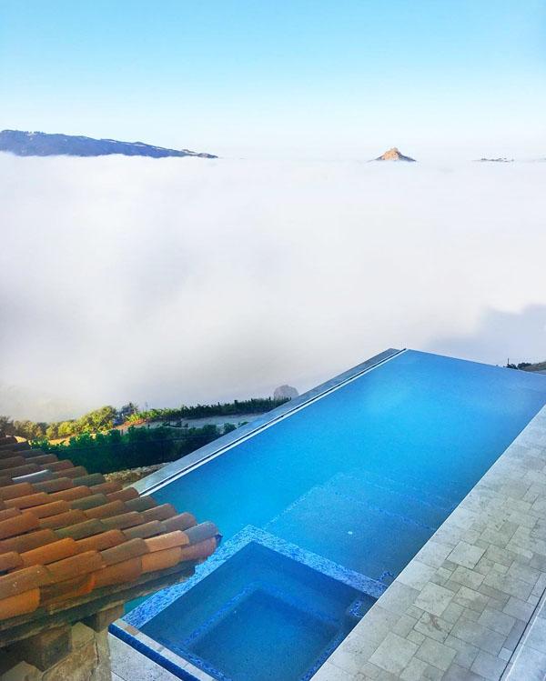 在私人泳池睇雲海夠晒梳乎。