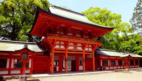 冰川神社早已被列為指定文化遺產，內有日本最大木鳥居。