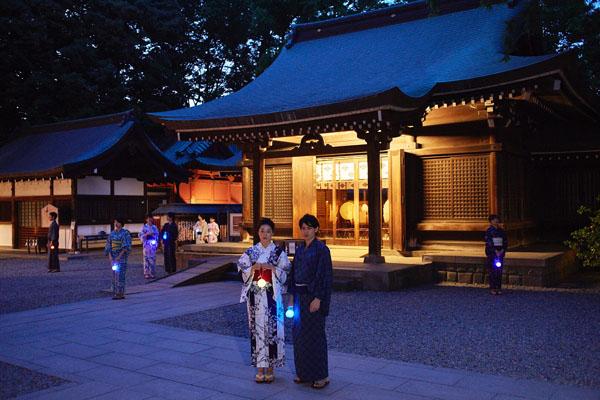 冰川神社今年晚上會舉行「恋あかり」特別良緣祈願祭，信眾可捐獻 1,500 日圓取得發光祈願風鈴。