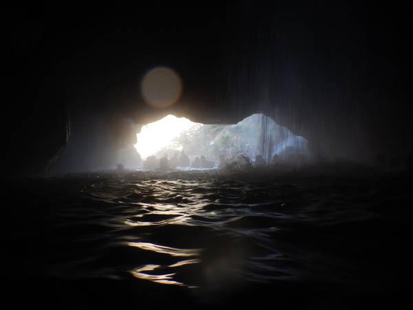 在洞穴內的水也是熱的，可以在黑暗的洞穴中暢泳，感覺好有趣呢﹗
