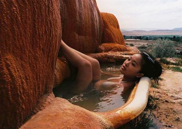躺在浴缸中可以欣賞紅石（red rock），是礦物質沉積以致的岩石結構。（圖：dailymail）
