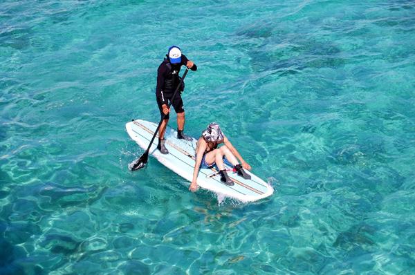 SUP (Stand Up Paddle) 係近期最新興嘅水上活動，原本 SUP 係夏威夷傳統交通工具，而家就變成刺激嘅活動，無論幾大浪都可以喺河流、湖泊活動自如。價錢為每位 40 美元！(圖：sea