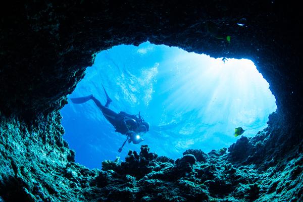 在潛水發燒友的 bucket list 中，可能有很多個藍洞，但唯有沖繩的青之洞窟以及意大利卡布里島的，被譽為最適合潛水初學者的二大藍洞。由珊瑚形成嘅洞窟，透過太陽光線，穿過海水後反射洞內富高度礦物質