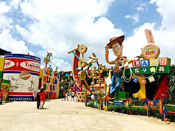香港迪士尼樂園喺同樣由 Tripadvisor 網站頒發嘅亞洲最高人氣樂園之中獲得第 2，可惜喺全球人氣樂園排行榜被美國包攬大部分名次，所以只得第 25；至於海洋公園就不入 25 名之內。(圖：d27
