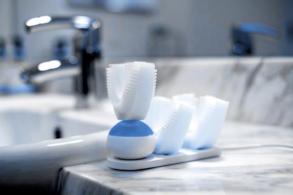 衛生常識話，刷牙最好刷夠兩分鐘，即係平均每隻牙要花 1.25 秒去刷；由於 Amabrush「一次過擦晒」，並能產生 9.5G 頻率的振動，而且每隻牙都得到 10 秒鐘洗刷，即較平時快 12 倍，而且